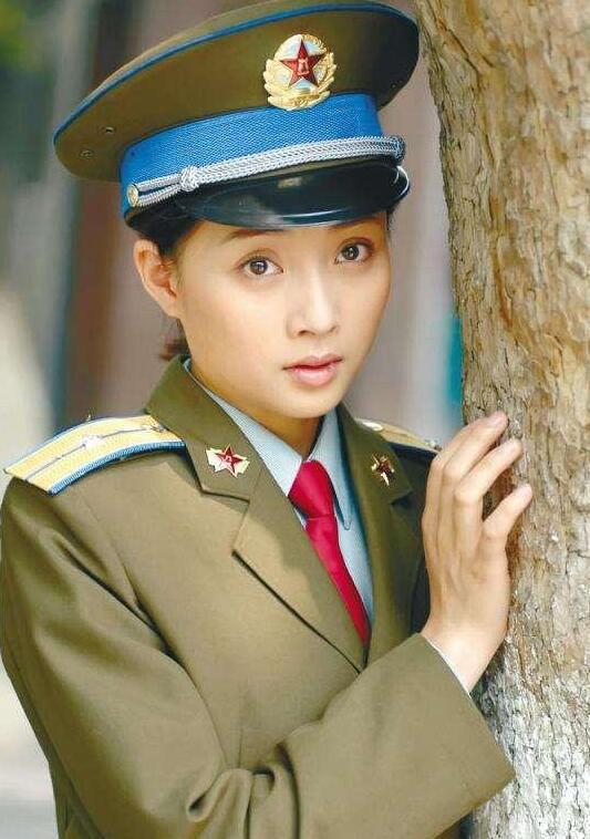 穿军装的殷桃所饰演的角色还是以军人占多数.