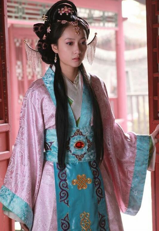 她气质神似高圆圆, 长得却像张丹峰, 不过依旧美如仙|关慧卿|高圆圆