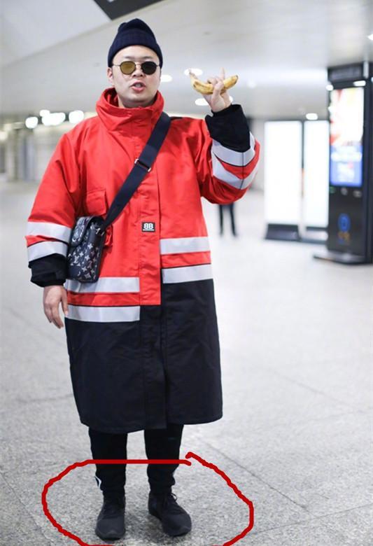 在杜海涛和何老师的合影当中,他穿了一身黄颜色的衣服,最关键的是他脚