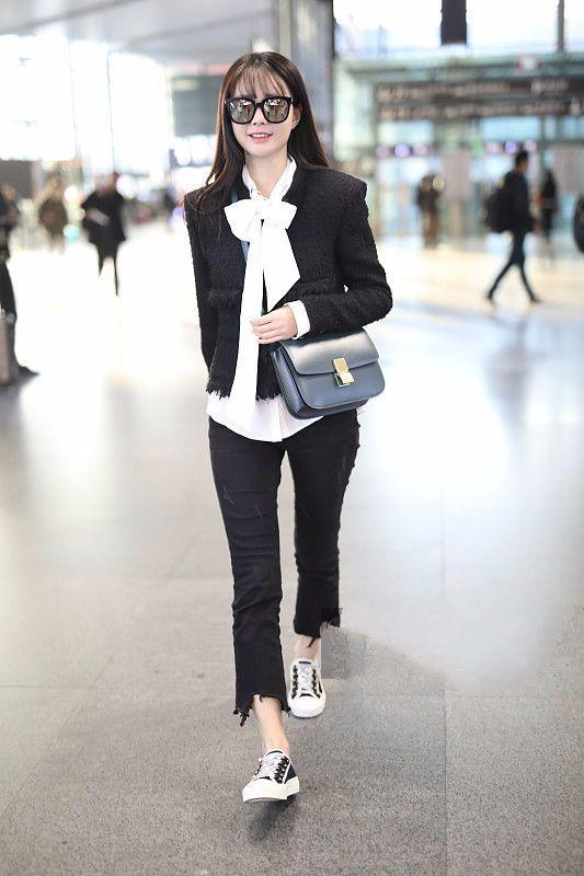 搭配白色内搭,穿出了服务员的既视感,沈梦辰的九分裤子,搭配平底鞋