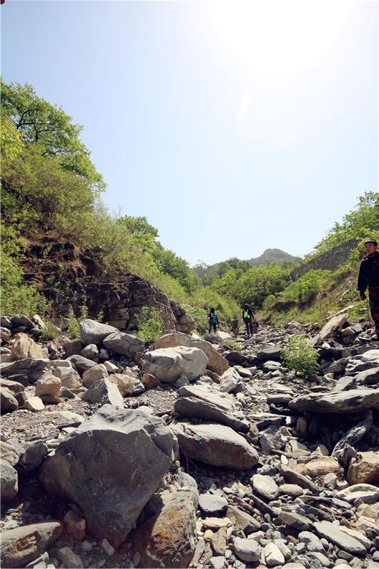 探险干涸的河床:尽头有一处神秘的洞穴