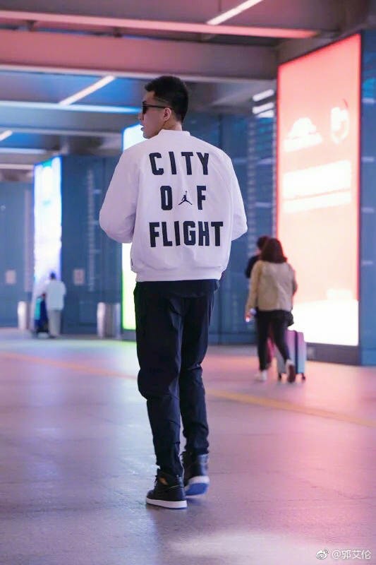 郭艾伦:大家猜猜拥有和我一样迷人背影的是谁