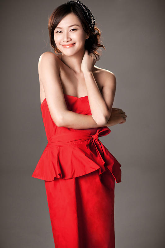 拍摄硬照时徐静蕾穿着一件蓝色长裙,v形的领口透出细腻紧致的肌肤