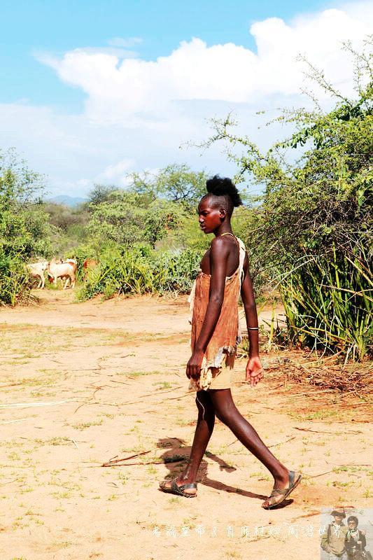 神秘的原始部落成人礼, 16岁少年不穿衣服跳牛, 跳不过去后果严重