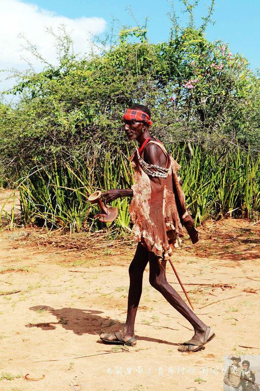 神秘的原始部落成人礼, 16岁少年不穿衣服跳牛, 跳不过去后果严重