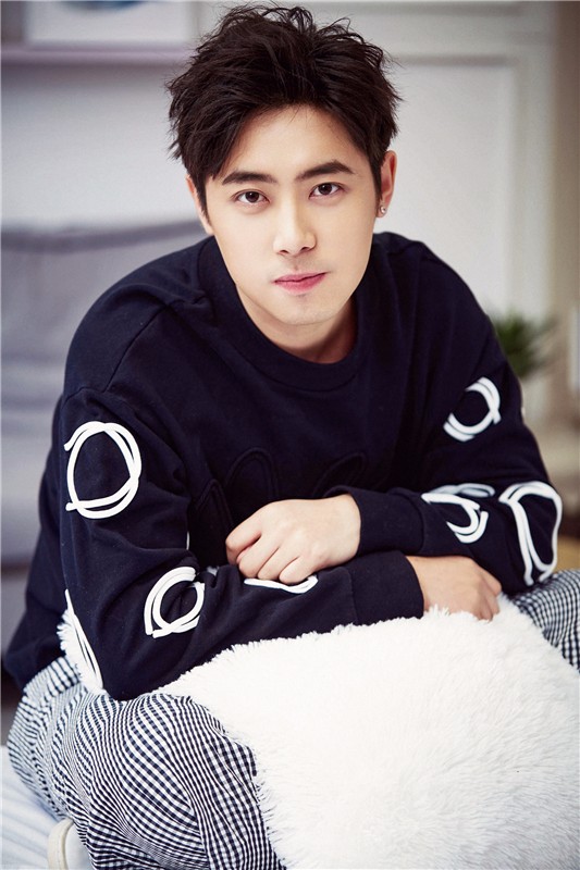 爱笑一哥肖旭曝光治愈系写真深情文艺暖男范儿