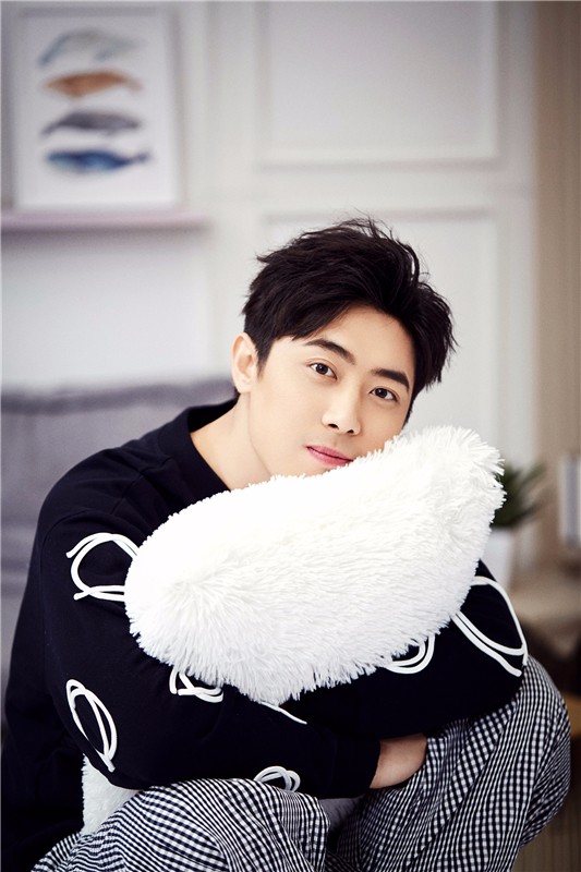 "爱笑一哥"肖旭曝光治愈系写真 深情文艺暖男范儿