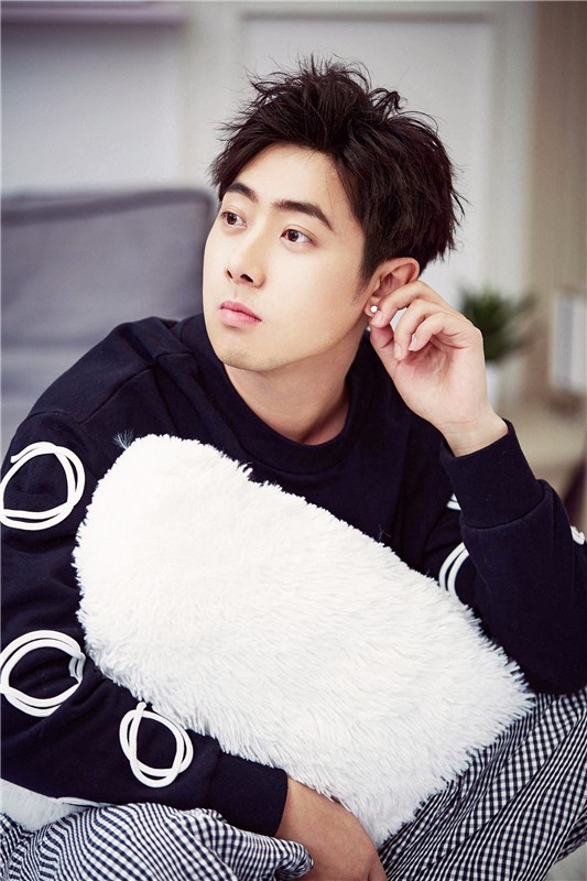 "爱笑一哥"肖旭曝光治愈系写真 深情文艺暖男范儿