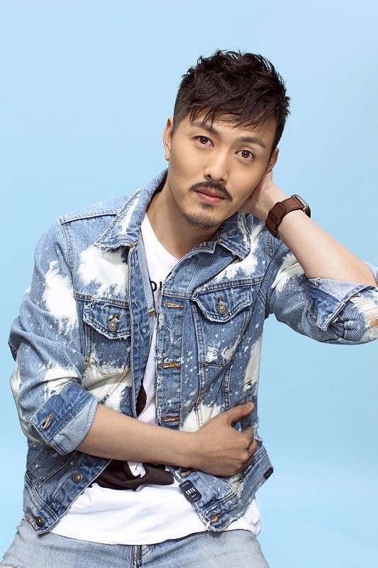 演员李广旭秒变"邻家学长" 清新舒爽尽展青春活力