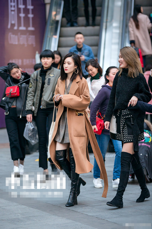 街拍成都:短裙,过膝靴,身材好,既漂亮又迷人!