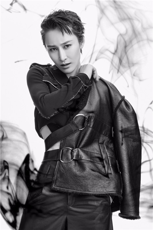 蒋璐霞全黑look酷一脸 水墨中国风霸气开撩