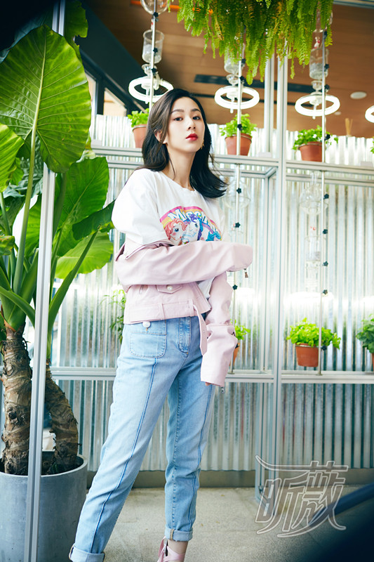 刘颖伦街拍大片 带你一秒get早春约会装