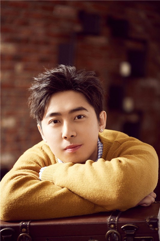 "爱笑一哥"肖旭曝时尚写真 复古潮范暖冬贺岁