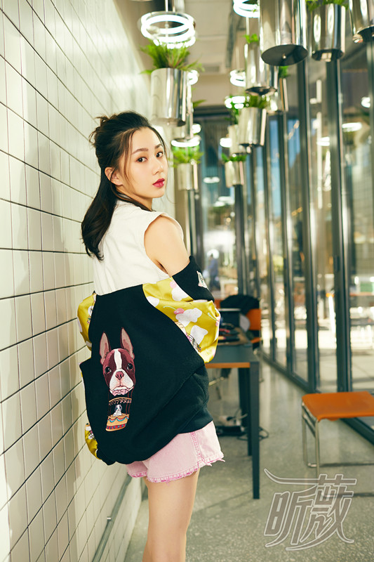 刘颖伦街拍大片 带你一秒get早春约会装