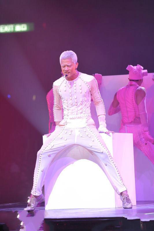 男神挑战紫色头发画风如何?陈志朋显沉稳,杨洋似"叛逆"少年!