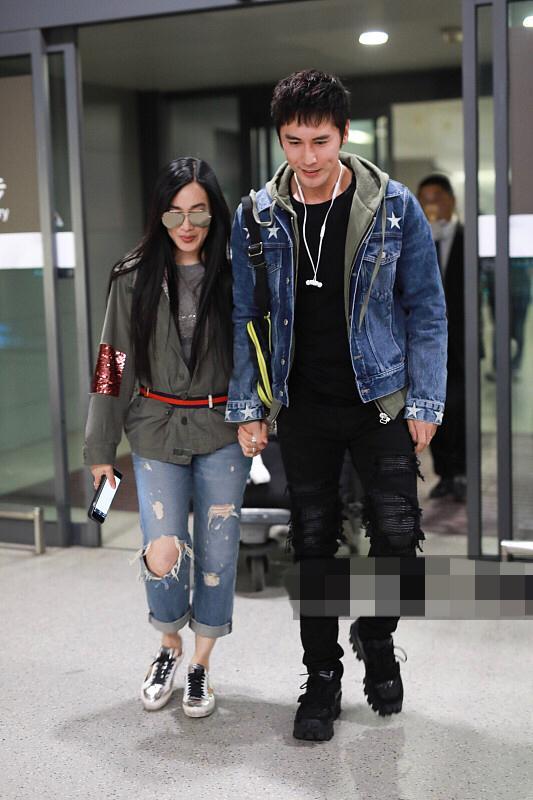 钟丽缇与老公张伦硕情侣装牵手秀恩爱, 两人笑起来很有夫妻相