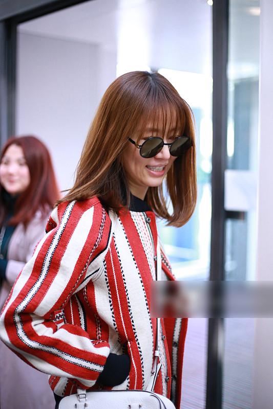 "辣妈"林心如留空气刘海显嫩似少女,低头现双下巴