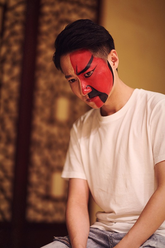 在2017年《星光大道》的舞台上,赵钶以一首原创歌曲《云长》震撼全场