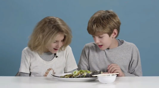 国外孩子吃中国菜,开始还还一脸嫌弃,后面却说羡慕中国的小孩!