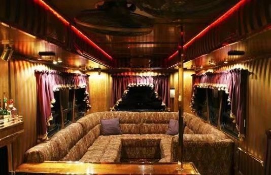 美国夫妻打造豪华房车—"午夜骑士",每小时6000元订单爆满