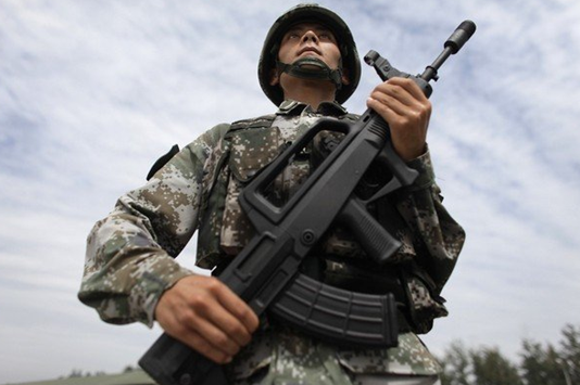 卫兵神圣不可侵犯就算将军来了没有证件也一样不能进入