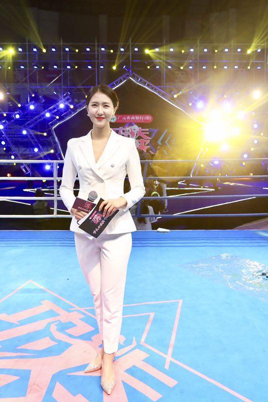 搏击女神擅长踢打摔拿放倒三个壮汉,有望进军影视成中国第一打女