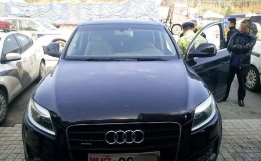 奥迪挂假军牌逃费 被拦叫嚣"告你妨碍军务"