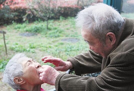 "老年再婚夫妻,患难见真情"