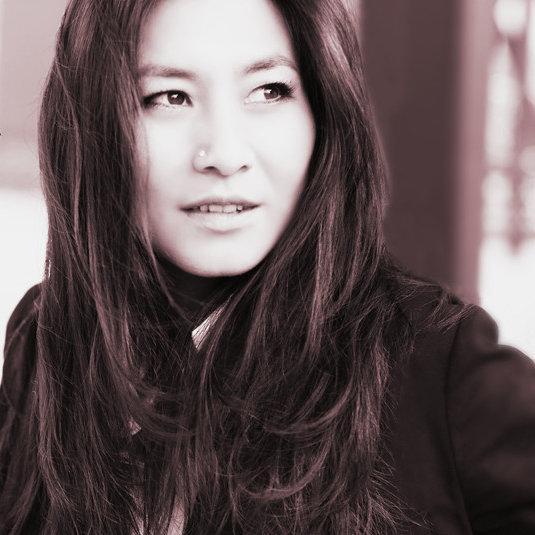 她凭借一首《回家》成为无人不知无人不晓的歌手.