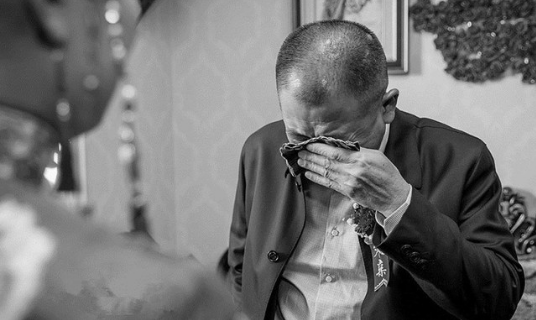 这一天父亲哭的很伤心,可是我还是得走,愿父母身体安康