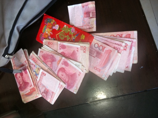 老乞丐捡到十万元现金,当失主来拿回钱的时候,却要把他告上法庭