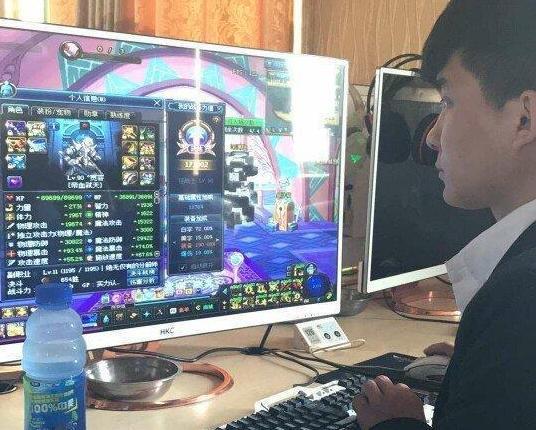 斗鱼鱼乐盛典: 女主持傲人胸围, 男主播们红了脸