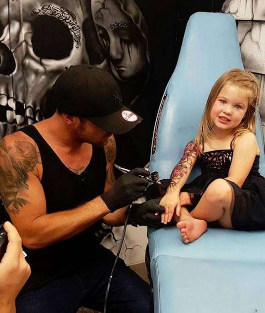 一位父亲免费给许多儿童"纹身",背后原因让人感到温馨!