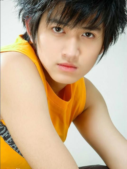 马可小时候就相貌不凡,像极小女孩稚嫩可爱,颜值在线不输王俊凯