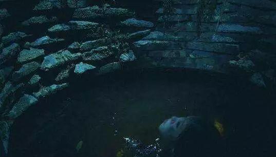 将幽禁在景祺阁的珍妃推入井中溺死   "珍妃井"之名便因此而来