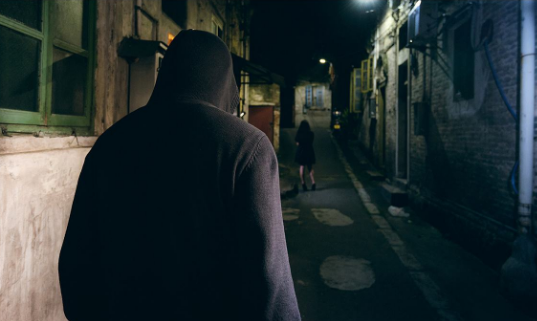 公司来了个看不清脸的清洁工,男人被跟踪后请假,很快揭开真相