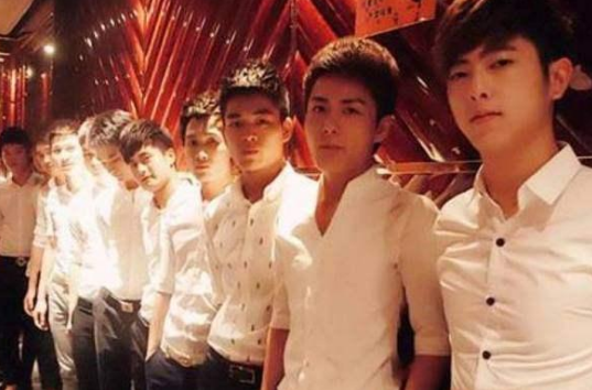 女子酒吧找五位帅哥喝酒,酒后看到眼前这样的景象,顿时傻眼了!