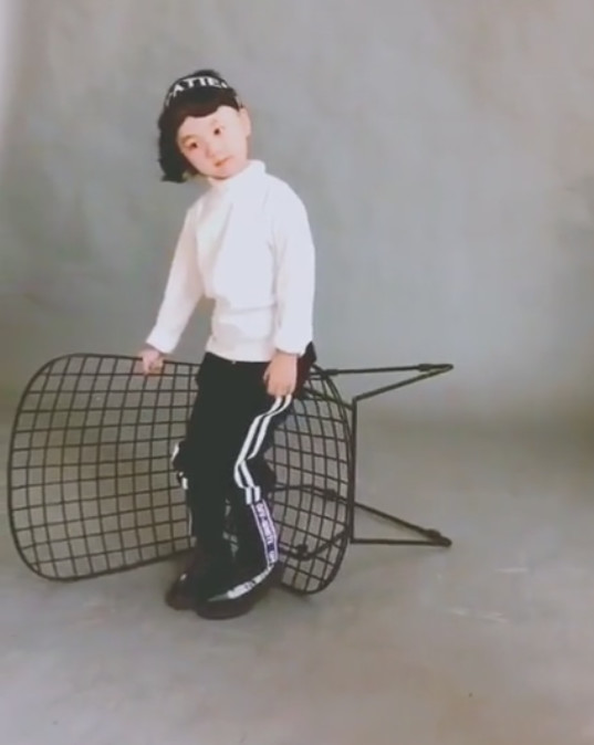 小泡芙上《妈妈是超人》,小山竹不甘落后?一头卷发戴墨镜拍写真