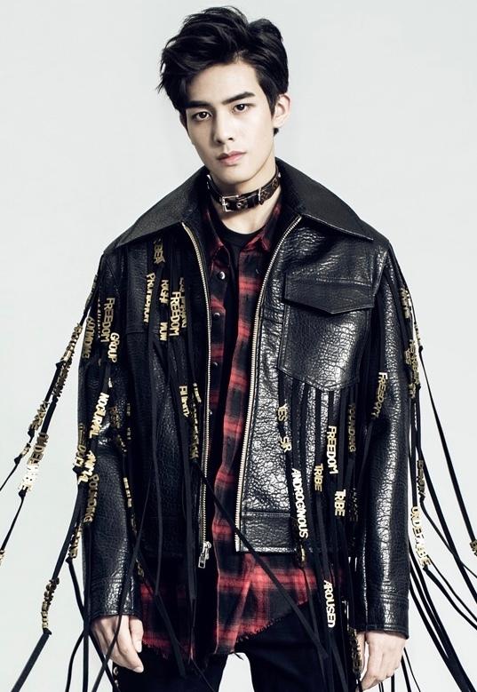 宋威龙黑色机车皮夹克内搭红黑格纹衬衫亮相 展现极强时尚表现力