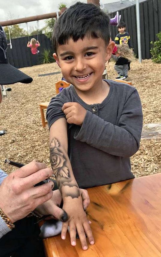 一位父亲免费给许多儿童纹身背后原因让人感到温馨