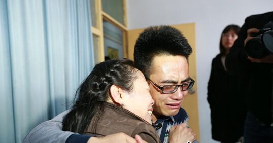 丈夫车祸去世,她却抚养肇事司机的儿子,多年后一声呼唤,她哭了