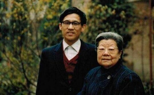 末 载涛的四夫人王乃文早年早年在茶馆唱过大鼓书,清朝消亡往后,平话