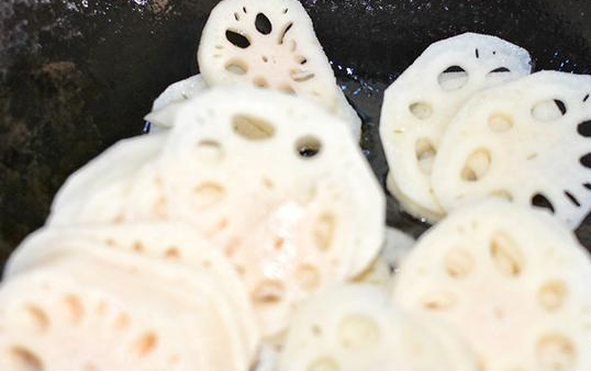 这才是莲藕最好吃的做法,一大盘吃完都不够,太过瘾了