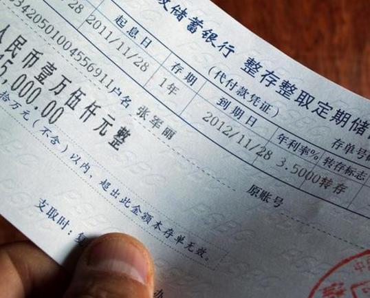 拾荒老母拿百万存单回家,两儿争相赡养,死后村长撕毁存单