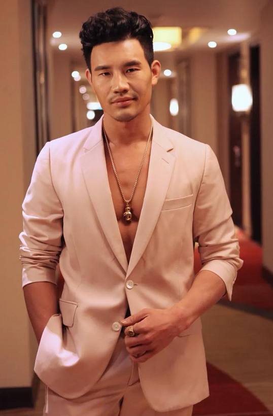 谢孟伟出席某活动,嘎子哥光着膀子穿西装 网友:这是个男人!