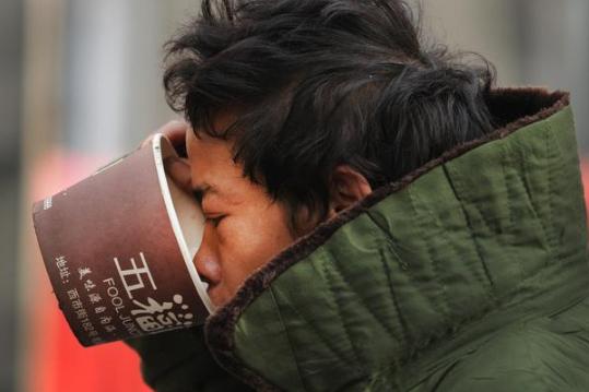 店门口有个乞丐,我一直施舍给他饭吃,没想到他居然救了我一家人