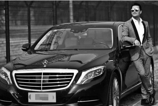 早年被富婆龚如心包养,这位年过60的演员开的是近千万的迈巴赫