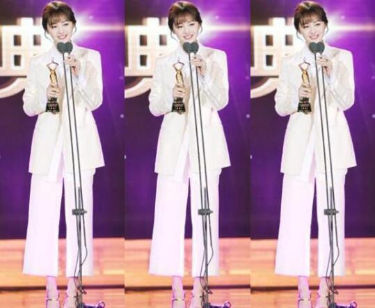 27岁郑爽与34岁佟丽娅穿黑色羽绒服,一个利落自在一个辣眼睛