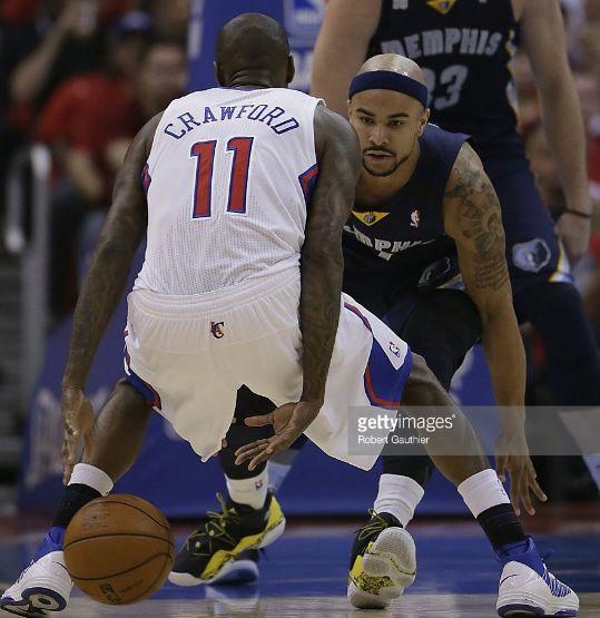 练完基础的背后运球动作后,咱们再来练一练进阶的动作组合.