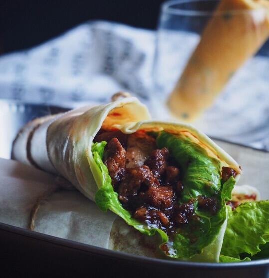 街头人气美食老北京卤肉卷,在家这样做5分钟就出锅,香酥美味